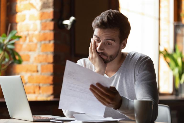 Hombre leyendo un documento